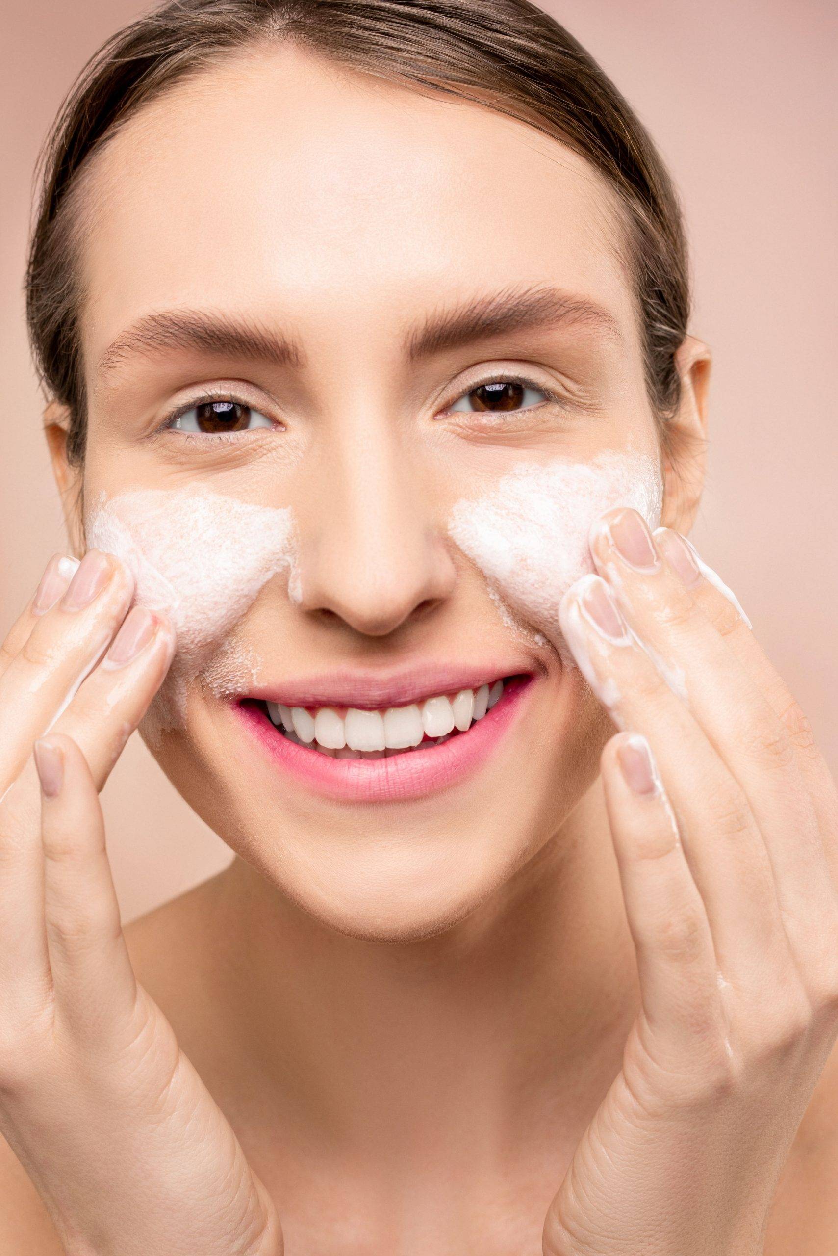 Ketahui Cara Mencuci Wajah yang Benar Menurut Ahli Dermatologi