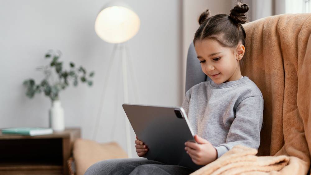 10 Aplikasi Buat Anak Bikin Konten: Dari Tulisan, Grafis, Video, Sampai Podcast
