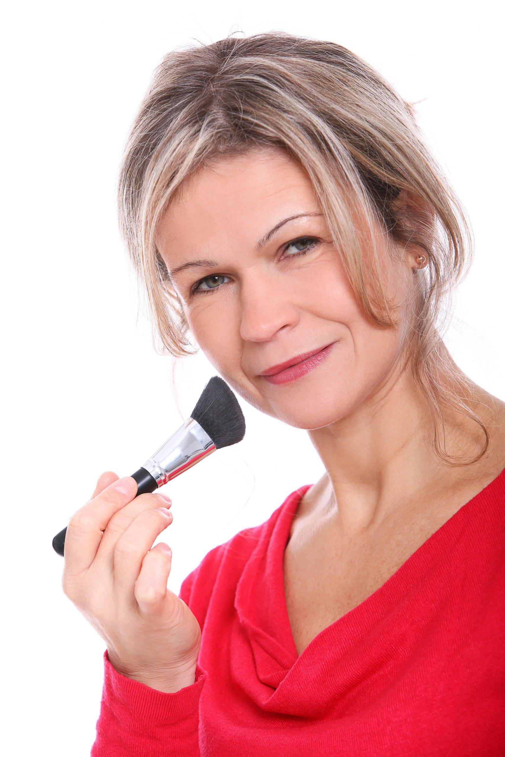10 Tips Makeup Usia 40 Agar Terlihat Awet Muda, Wajib Coba!