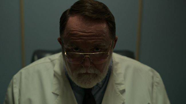 Review Film Our Father: Perbuatan Dokter Kandungan yang Berujung Mimpi Buruk Seumur Hidup