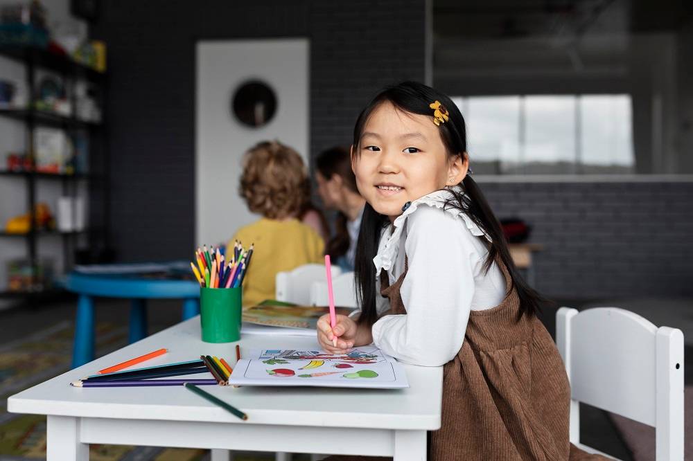 10 Tanda Anak Siap Masuk SD, Bukan dari Kemampuan Baca dan Berhitungnya!