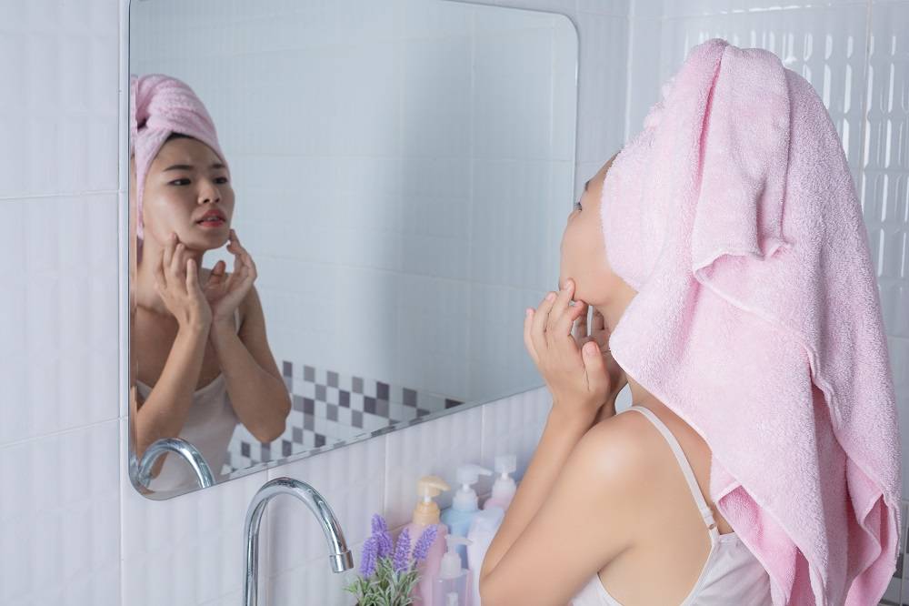 Kulit Berminyak dan Rentan Berjerawat Wajib Hindari 5 Kandungan Makeup Ini!