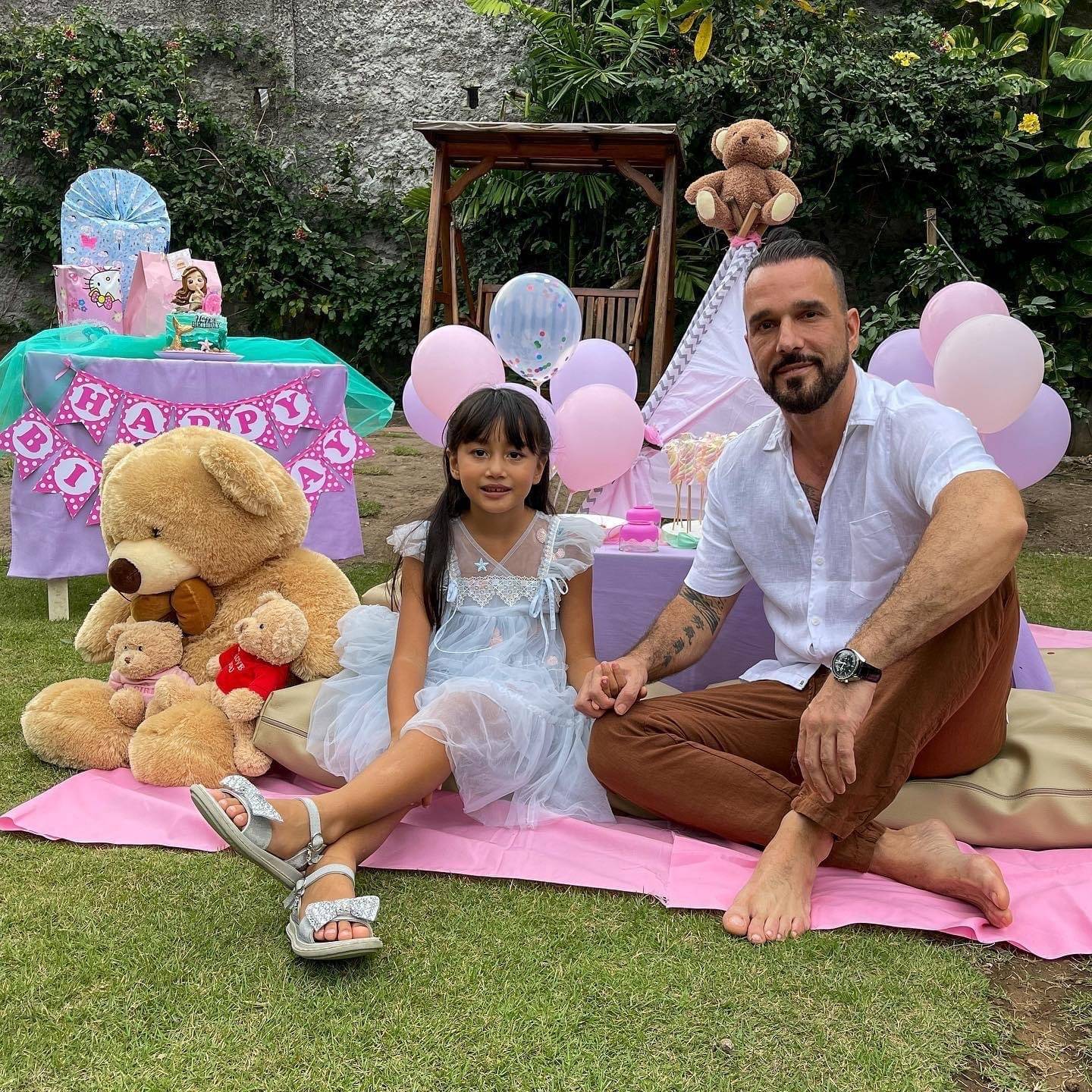 Rene' Mayer: Saya Tahu Rasanya Tidak Memiliki Ayah yang Hebat, dan Saya Tidak Ingin Putri Saya Mengalaminya