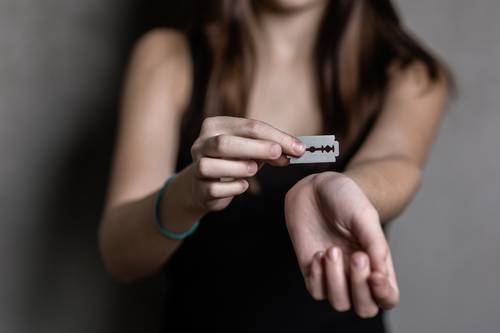 Remaja Lakukan Self-Harm, Apa yang Harus Dilakukan Orang Tua?