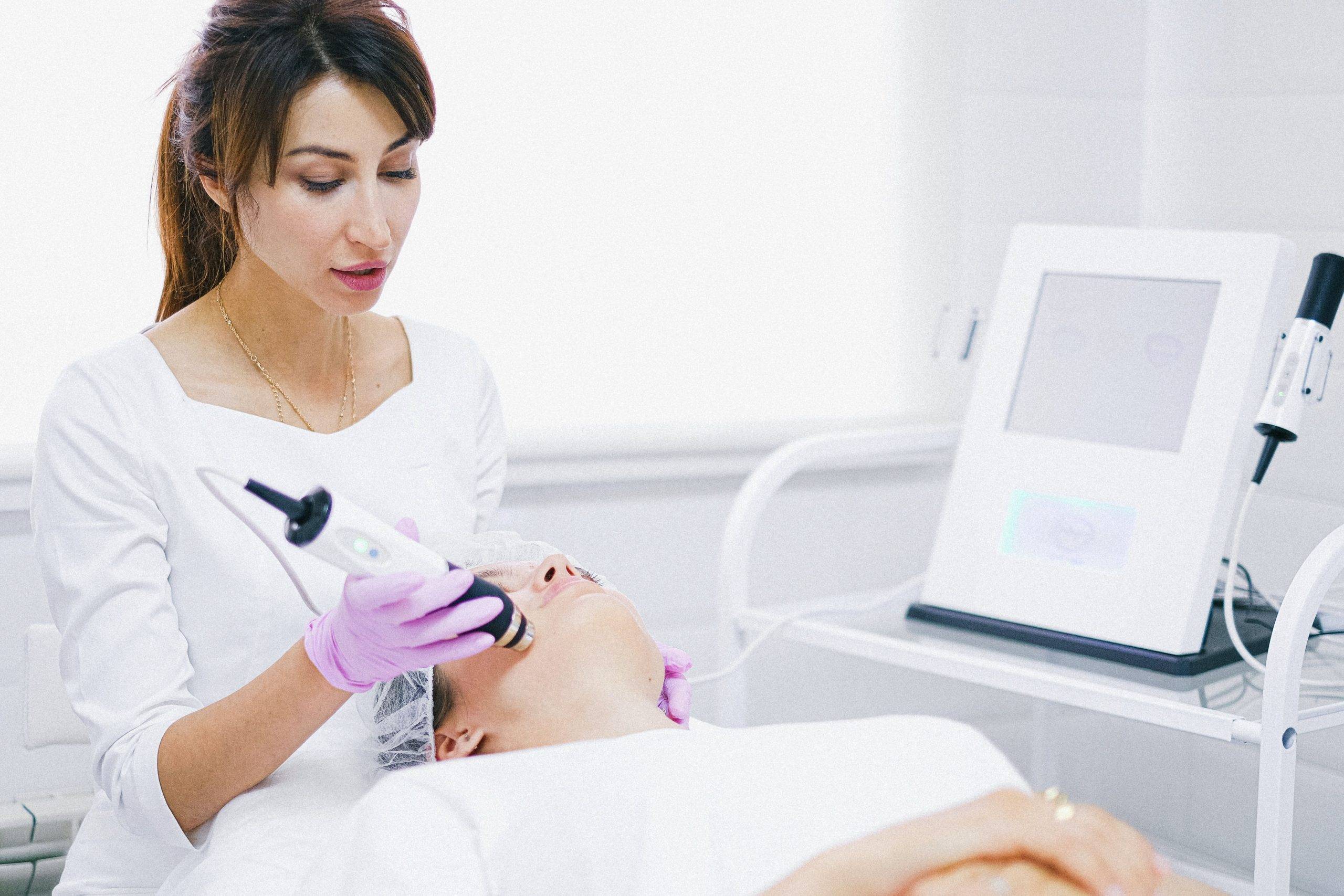 5 Rekomendasi Treatment untuk Bekas Jerawat dan Kulit Bertekstur, Ada PRP hingga Sylfirm