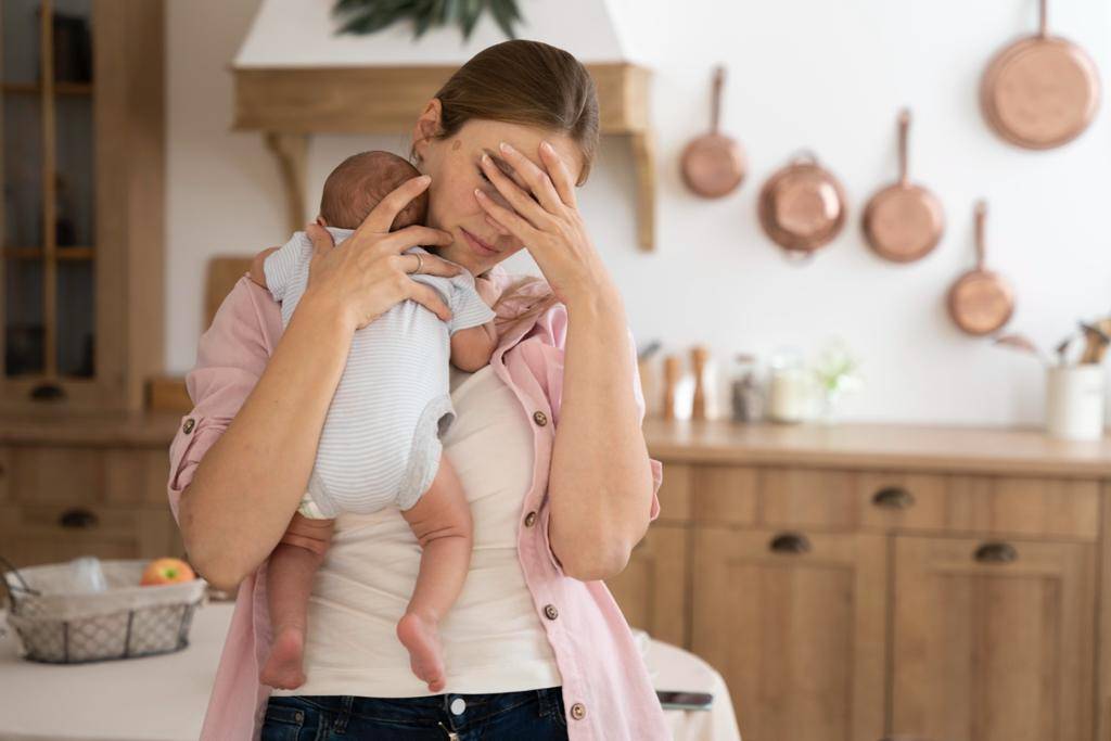 Ibu Mau Buang Bayi ke Rel KA, Benarkah Karena Baby Blues? Ini Kata Pakar!