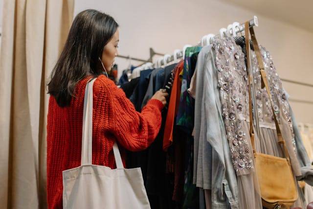 11 Rekomendasi Tempat Thrifting Online, Unik dan Berkualitas