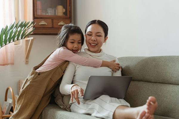 5 Cara Efektif Mengajari Anak Mencintai Diri Sendiri, Ajarkan Sejak Dini!