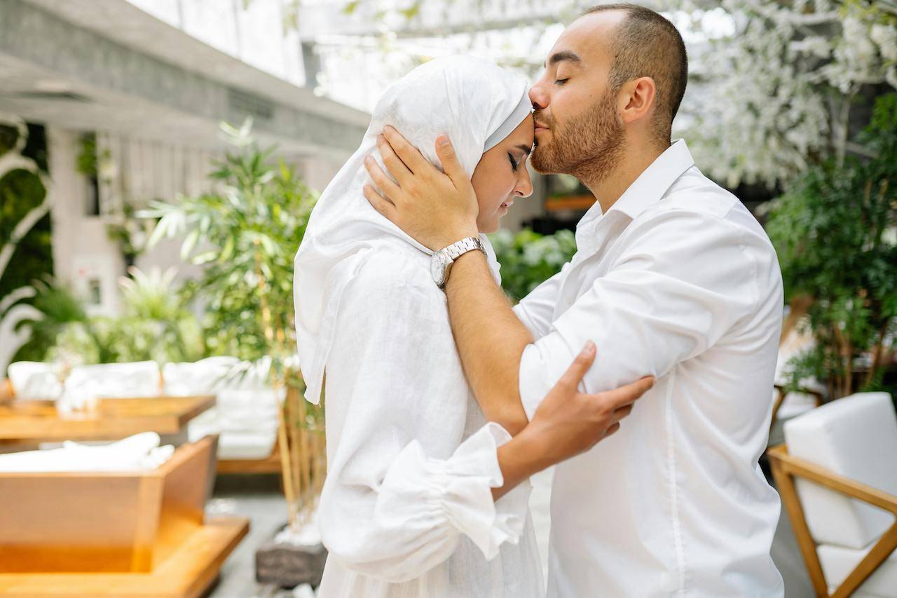 Sentuhan Romantis Antara Suami Istri, Boleh Dilakukan Saat Bulan Puasa?