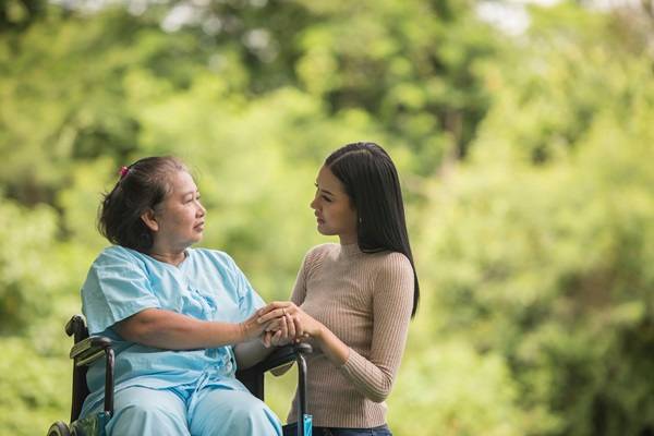 Solusi Merawat Lansia, Ini 7 Rekomendasi Yayasan Caregiver dan Kisaran Biaya 2024