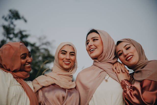 Ternyata, Begini Cara Memilih Warna Hijab Agar Wajah Terlihat Cerah!