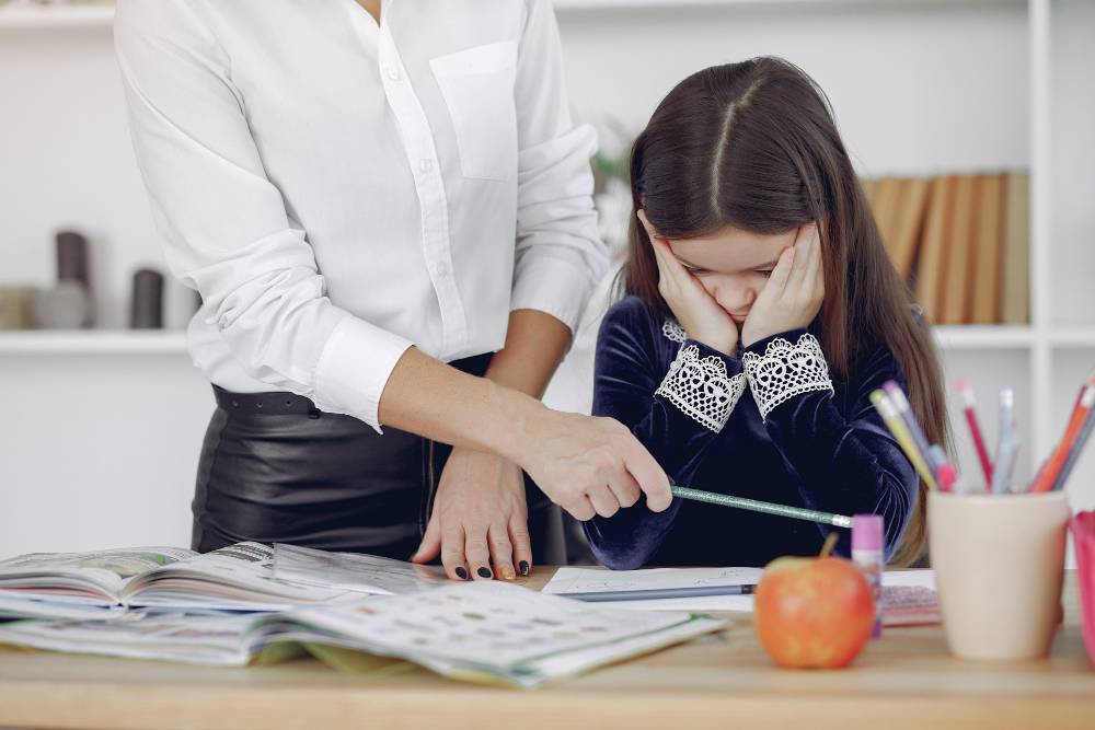 5 Ciri Orang Tua yang Hanya Melihat Anak dari Nilai Akademik dan Apa Kata Psikolog