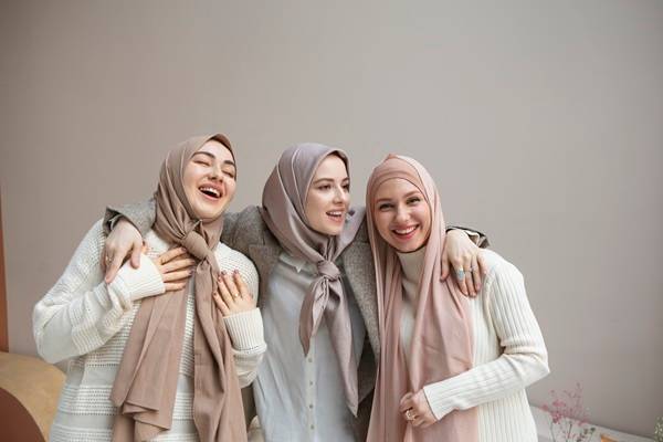 Waspada! Ini Kesalahan Memilih Hijab yang Bisa Bikin Wajah Kusam