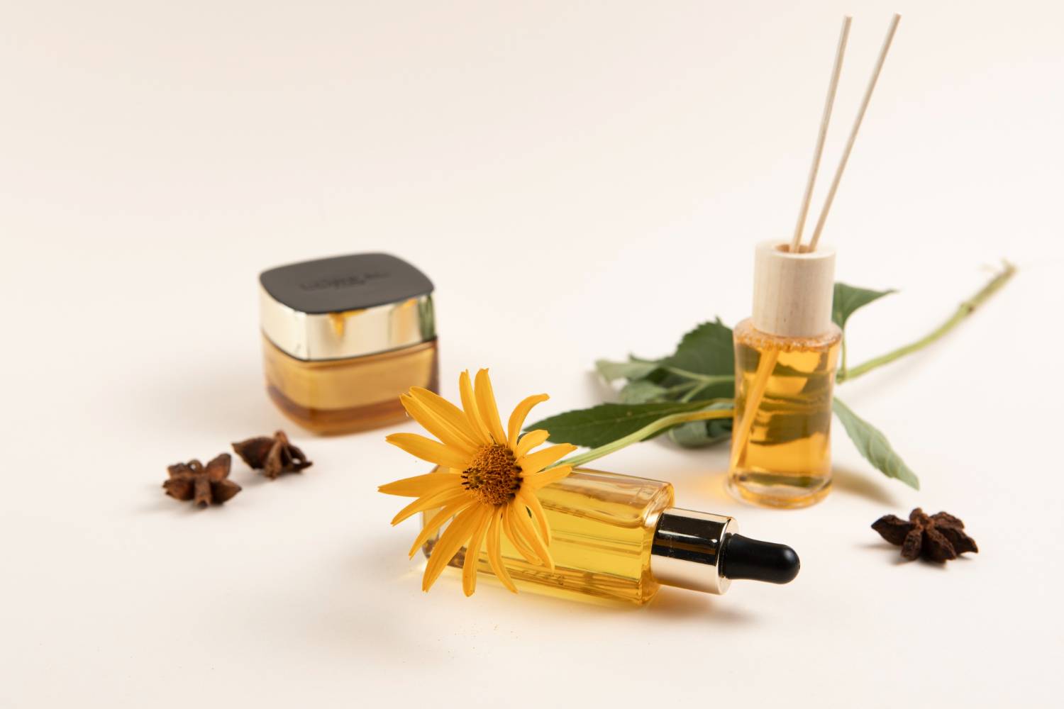 11 Rekomendasi Skincare Drugstore Terbaik untuk Usia 40 dan 50 Tahun, Rahasia Kulit Awet Muda