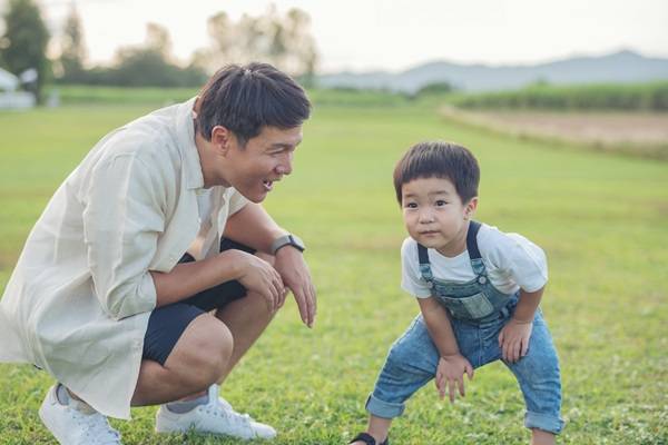 7 Alasan Kenapa Anak Lebih Suka Bermain dengan Ayah, Mommies Tak Perlu Khawatir, ya!