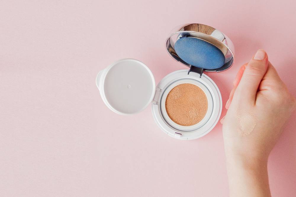 Rekomendasi 10 Cushion Terbaik Usia 40 untuk Samarkan Kerutan dan Pori
