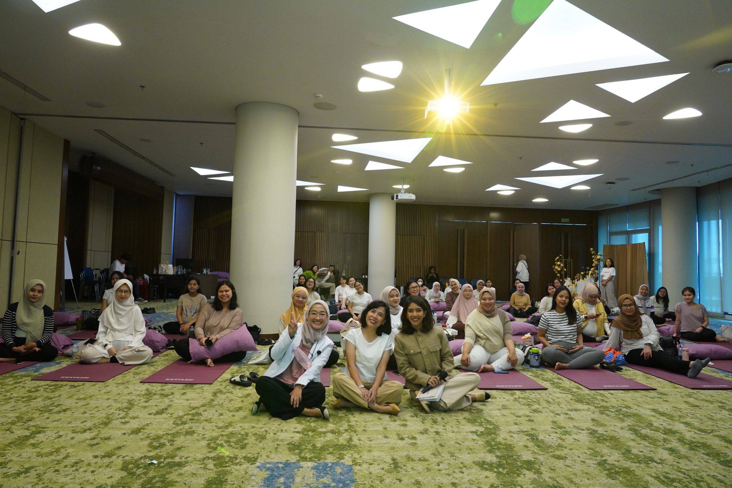 6 Manfaat Prenatal Yoga untuk Ibu Hamil dan Rekomendasi Skincare Newborn