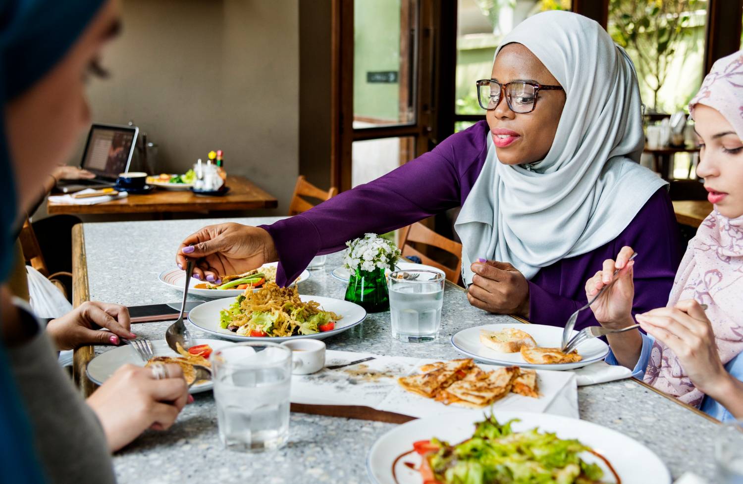 10 Restoran yang Buka di Saat Sahur Jika Malas Makan di Rumah