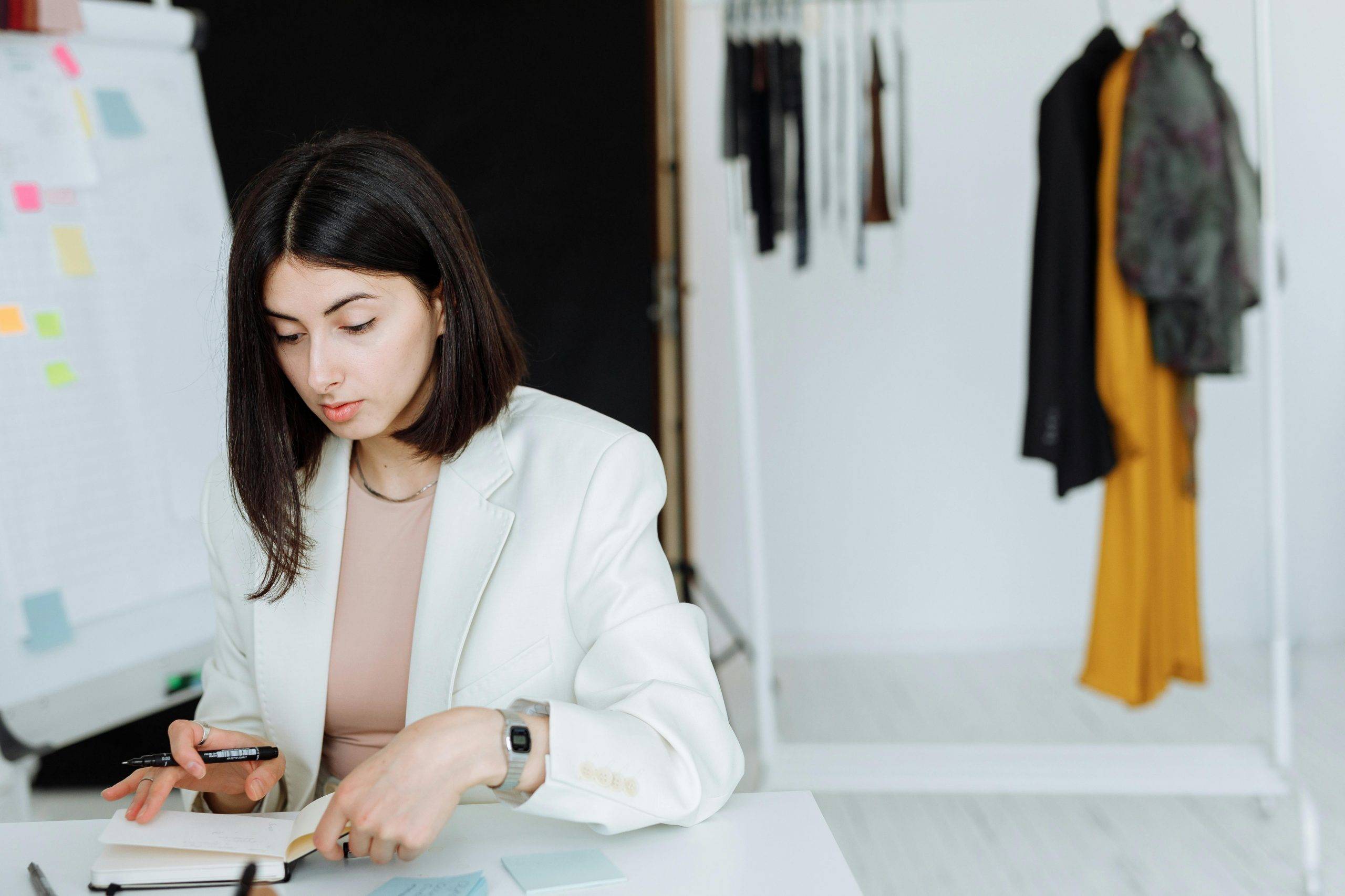 8 Rekomendasi Baju Kerja dari Brand Lokal: Tampil Chic ke Kantor dengan Gaya yang Versatile