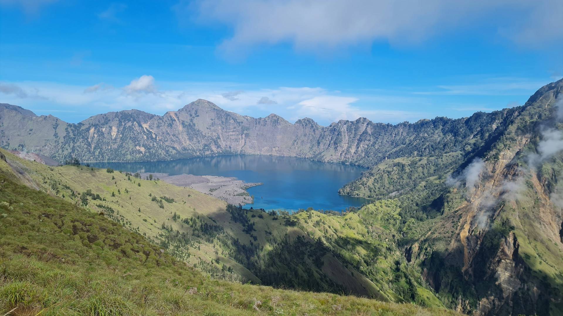 Turis Brasil Jatuh di Gunung Rinjani, 9 Hal Penting Ini Wajib Pendaki Tahu!