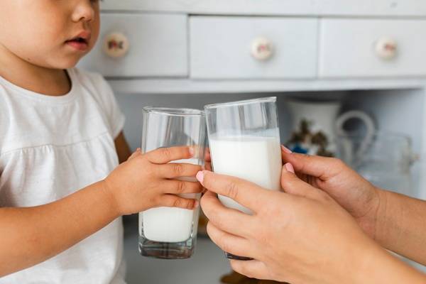 Benarkah Minum Susu 2 Liter Sehari Bisa Bikin Anak Cepat Tinggi? Ini Kata Dokter