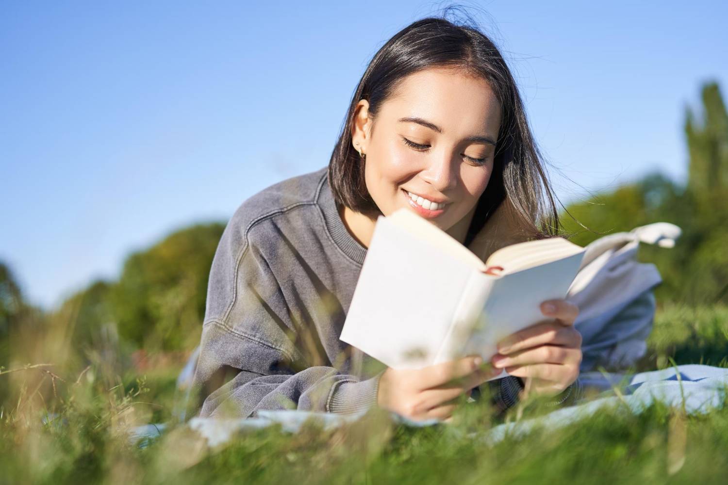 8 Manfaat Baca Buku Fisik dari Buku Digital, Bikin Otak Lebih Pintar