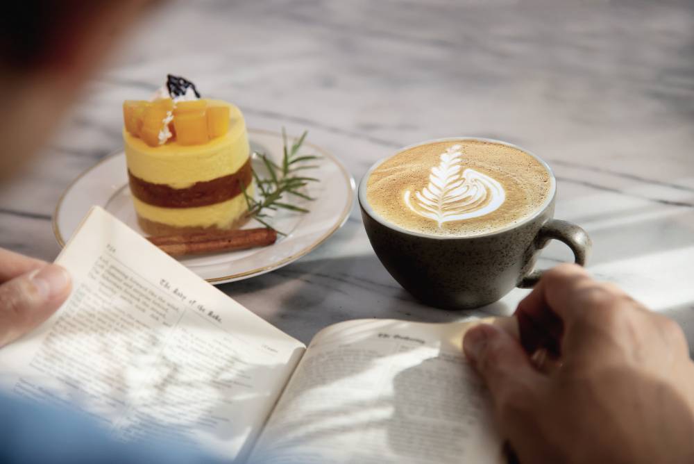 15+ Rekomendasi Book Cafe yang Nyaman di Jabodetabek