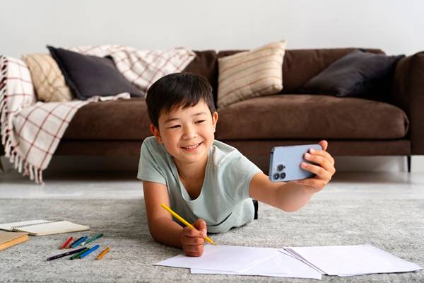 13 Cara Bantu Anak Melek Literasi Digital Tanpa Mengorbankan Kesehatan Mental