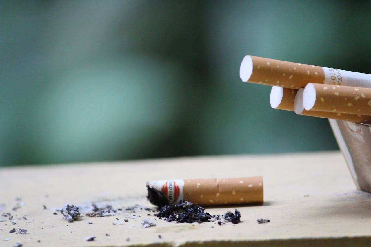 7 Ciri Orang yang Cuma Peduli dengan Diri Sendiri, Misalnya Merokok saat Bekendara