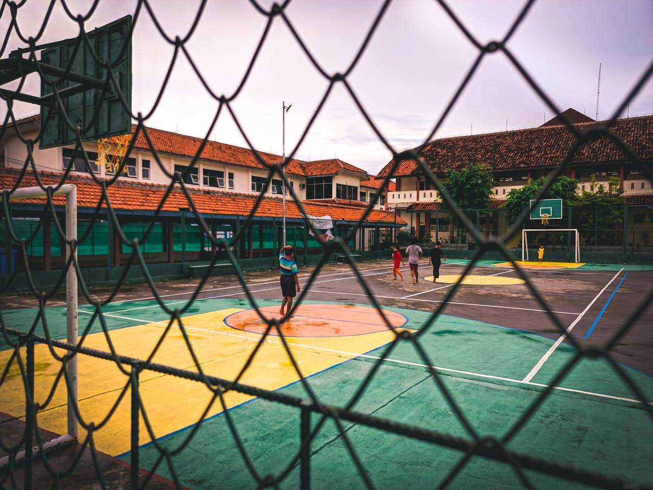 Siswa SMA Tertangkap Merokok Ditampar Kepsek, Bagaimana Orang Tua Harus Bersikap?