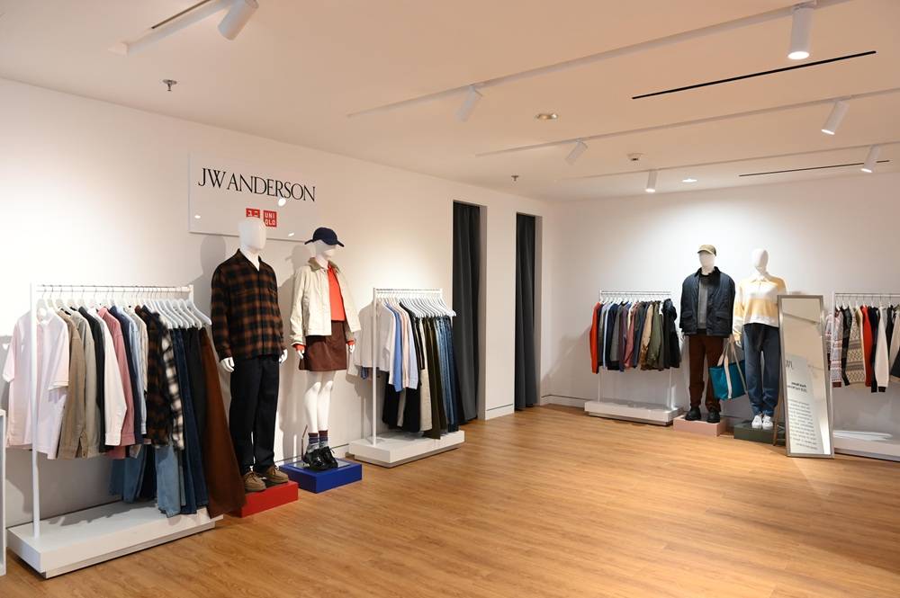 Koleksi Terbaru UNIQLO x JW ANDERSON, Siap Jadi Andalan Mommies di Musim Hujan!