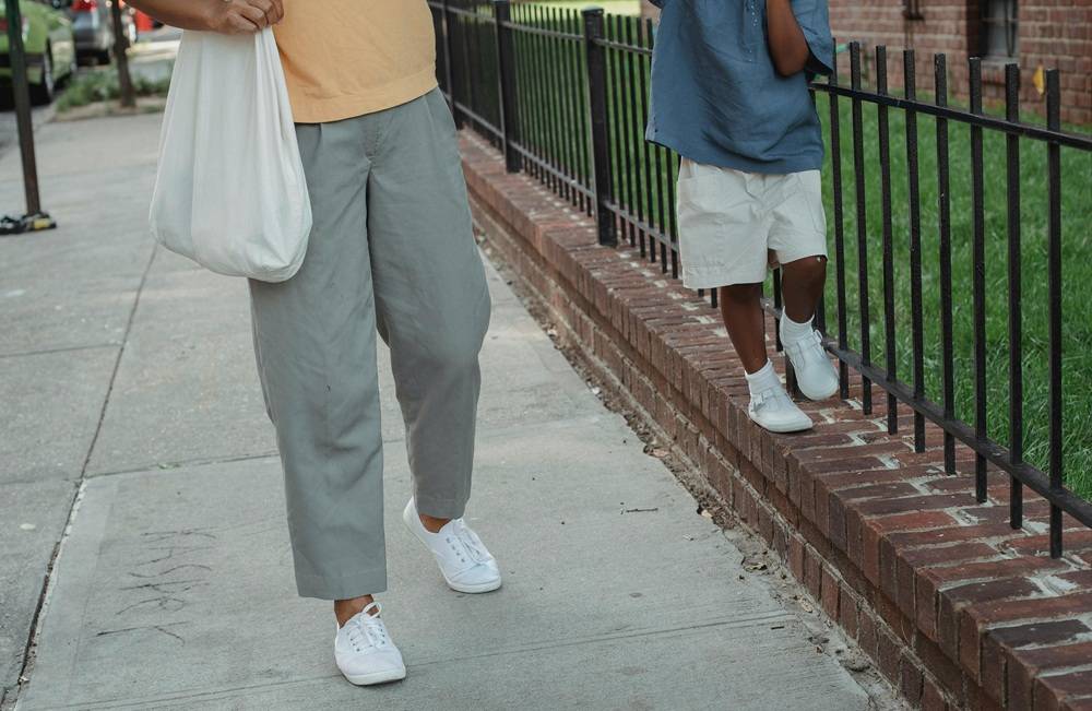 Nyaman Seharian: 12 Sepatu On Court, ASICS, dan Adidas yang Cocok untuk Orang Tua Aktif