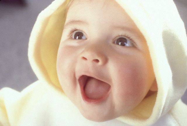 Kapan Bayi Mulai Tersenyum dan Tertawa? Ini Penjelasan Ahli
