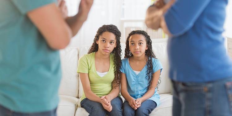 5 Hal yang Jangan Dilakukan Orangtua Bercerai Pada Anak