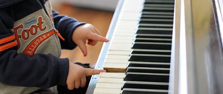 Alasan Mengapa Belajar Piano Sangat Bermanfaat Bagi Perkembangan Anak