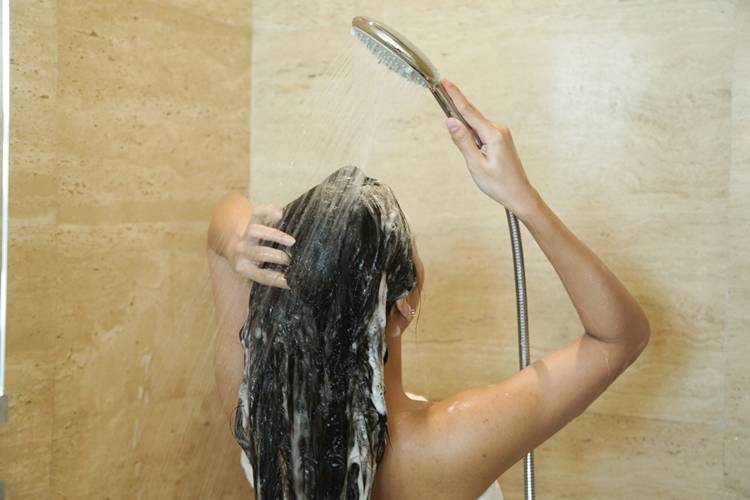 Sebenarnya Boleh Nggak, Sih, Pake Shampoo Bersilikon?