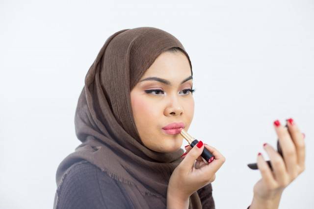 Tips Makeup Simple Lebaran yang Membuat Wajah Awet Muda