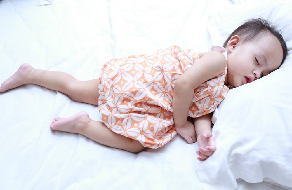 Apa Benar Bayi Tidur Lebih Nyenyak di Kamarnya Sendiri?