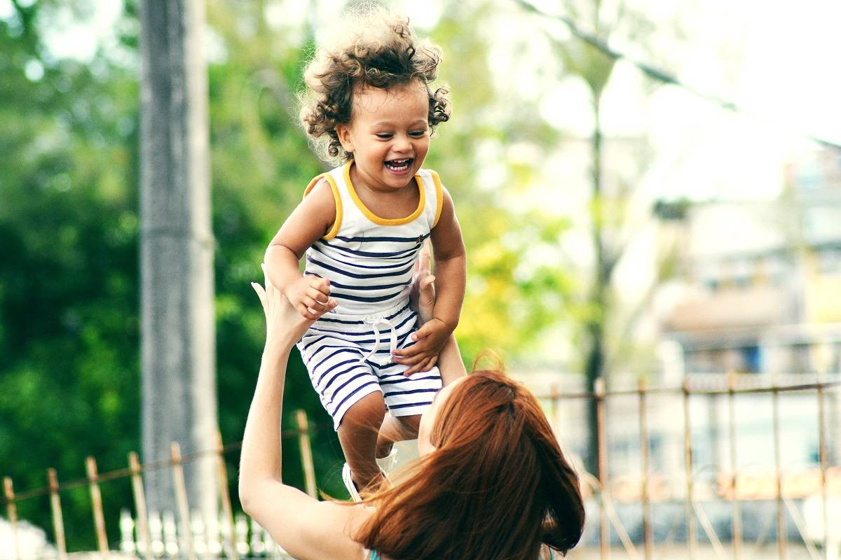 10 Cara Bonding dengan Anak Adopsi