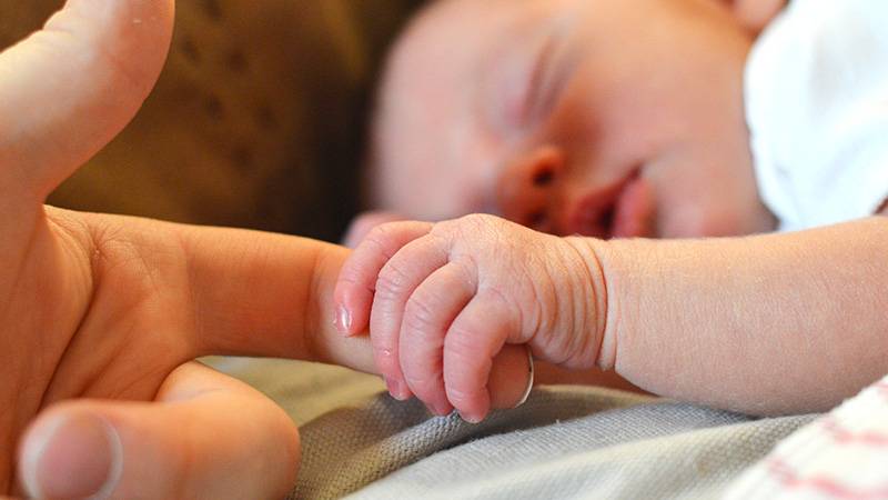 10 Hal Menakjubkan yang Dilakukan Suami Ketika Bayi Lahir
