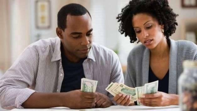 Haruskah Jujur Tentang Gaji Kepada Suami?
