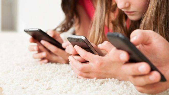 Tips Aman Anak Berselancar di Social Media