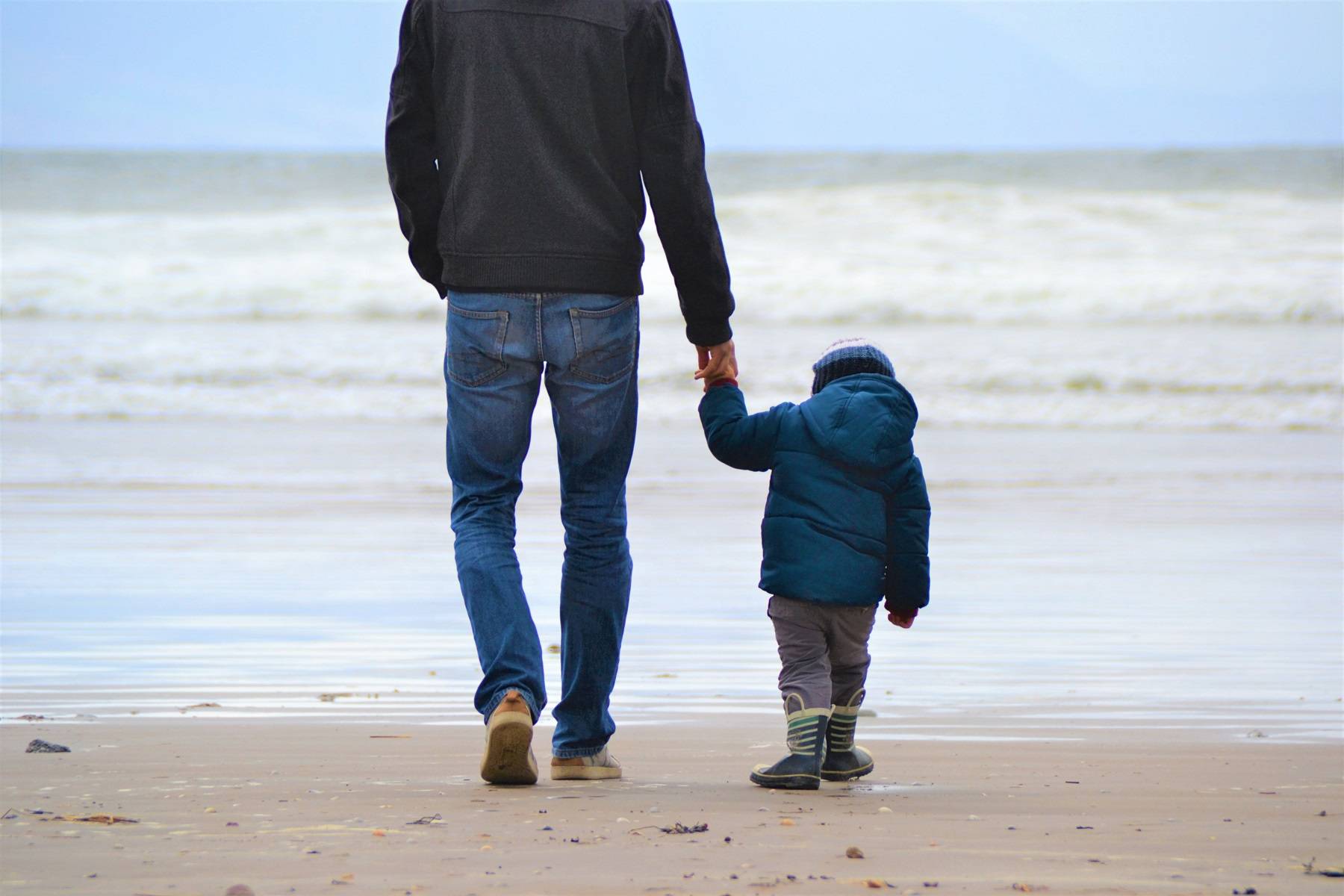 Dad-shaming Ternyata Juga Banyak & Bikin Para Ayah Tak Percaya Diri