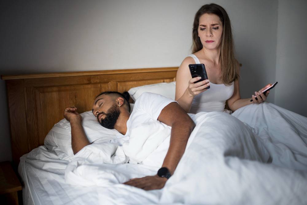 Saat Suami Kecanduan Pornografi, Apa yang Harus Istri Lakukan?
