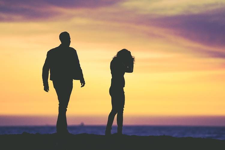 Tanda-Tanda Suami Istri Saling Menjauh, Bisa Jadi Penyebab Perceraian