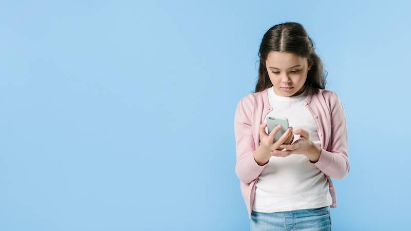 Akibat Social Media Anak Konsumtif dan Suka Pamer, Benarkah?