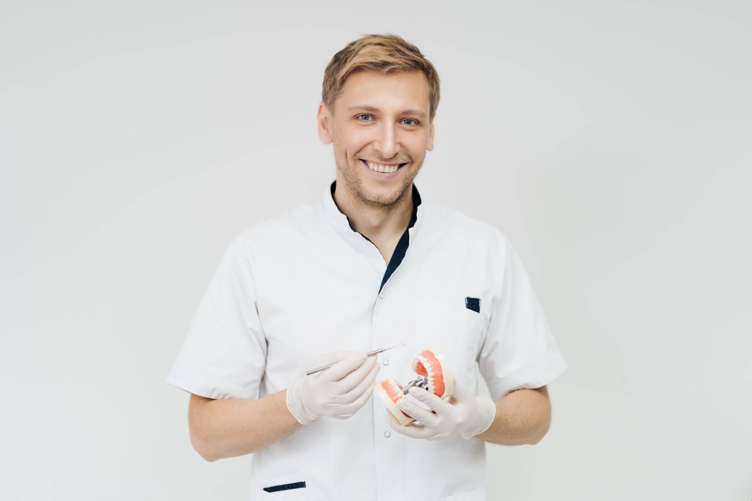 Kenali Perbedaan Dokter Gigi dan Ortodonti