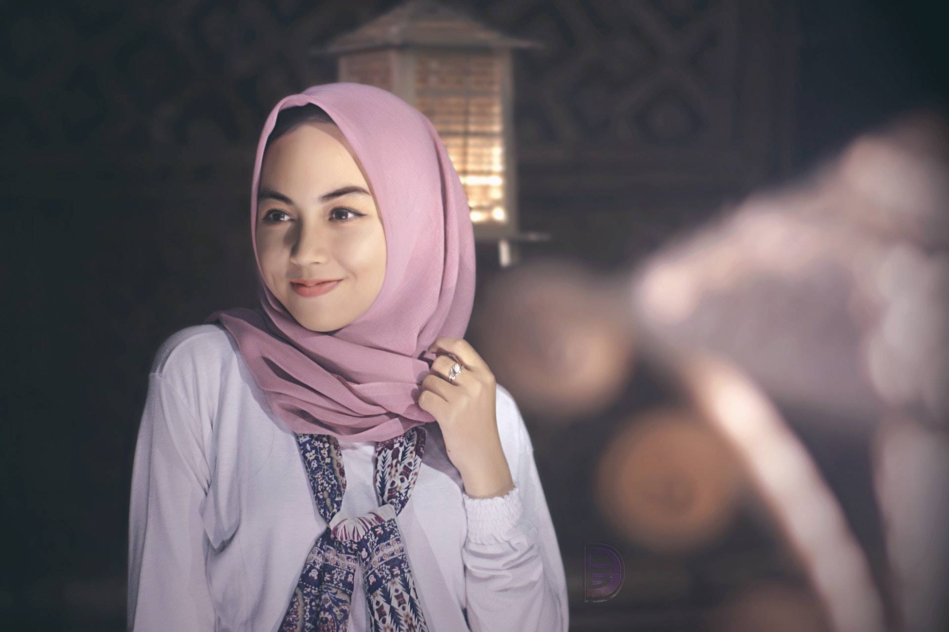 4 Ide Style Hijab Motif untuk Wajah Oval Agar Lebih Egelan dan Mewah