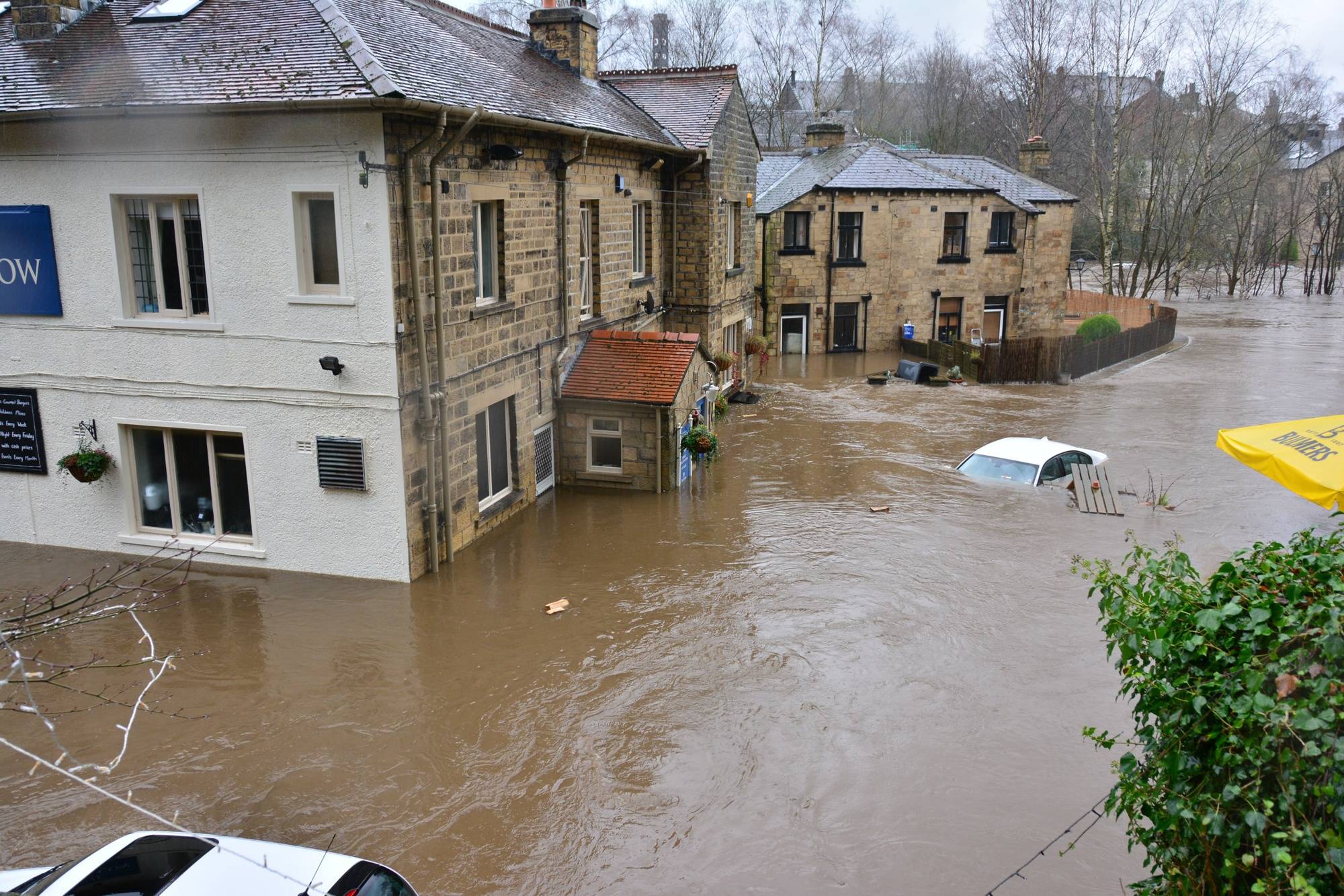 Hindari Peralatan Listrik Rusak Akibat Banjir, Ini Cara Penanganan Listrik di Rumah Saat Banjir
