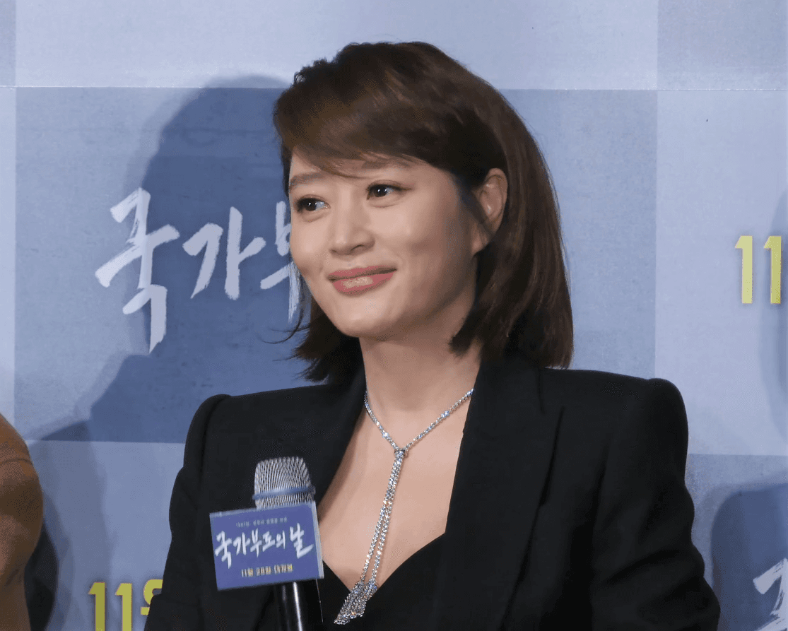 Rahasia Kim Hye Soo Terlihat Bugar dan Glowing di Usia 50an
